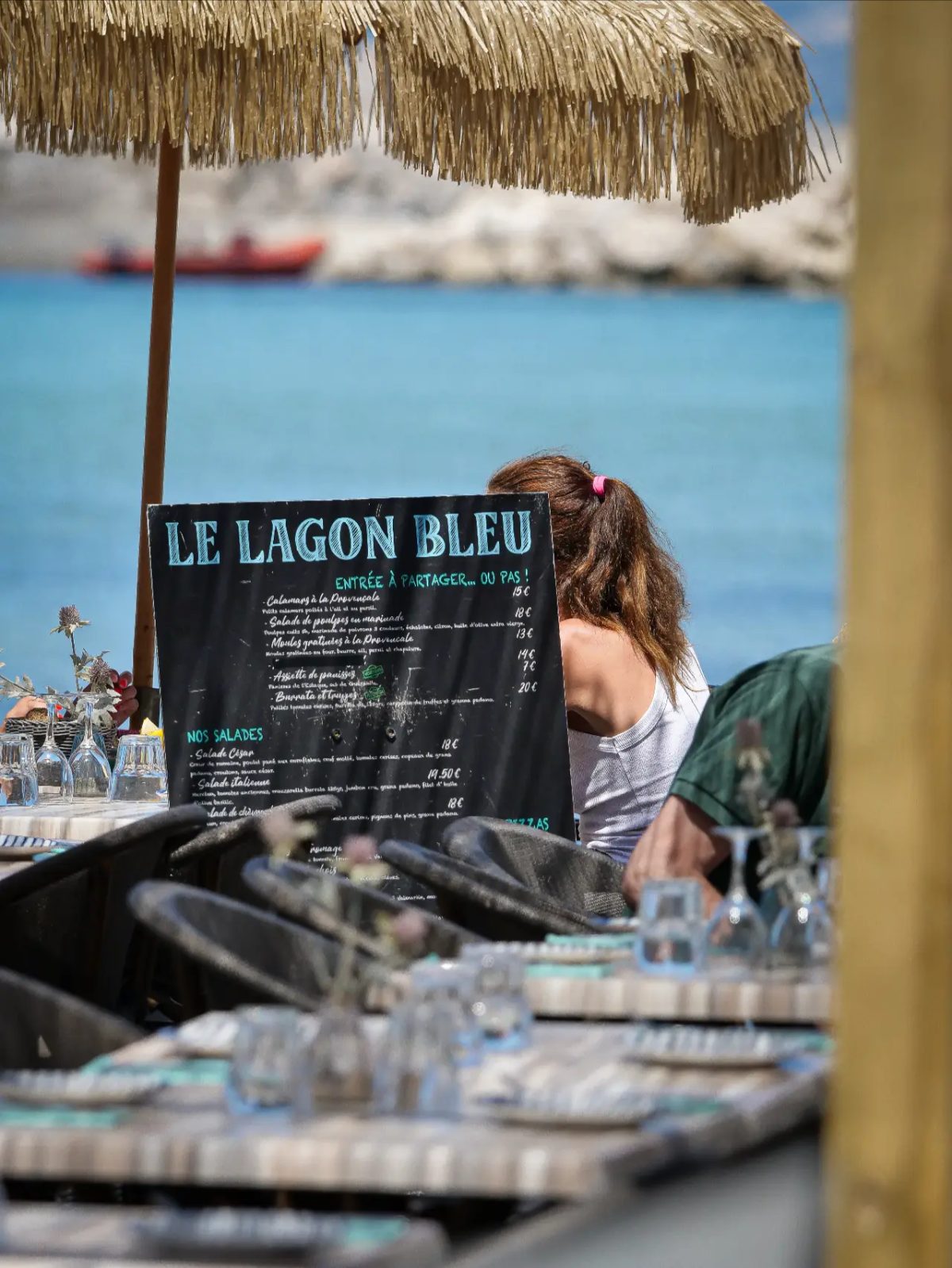 Ardoise du menu Le Lagon Bleu face à la mer
