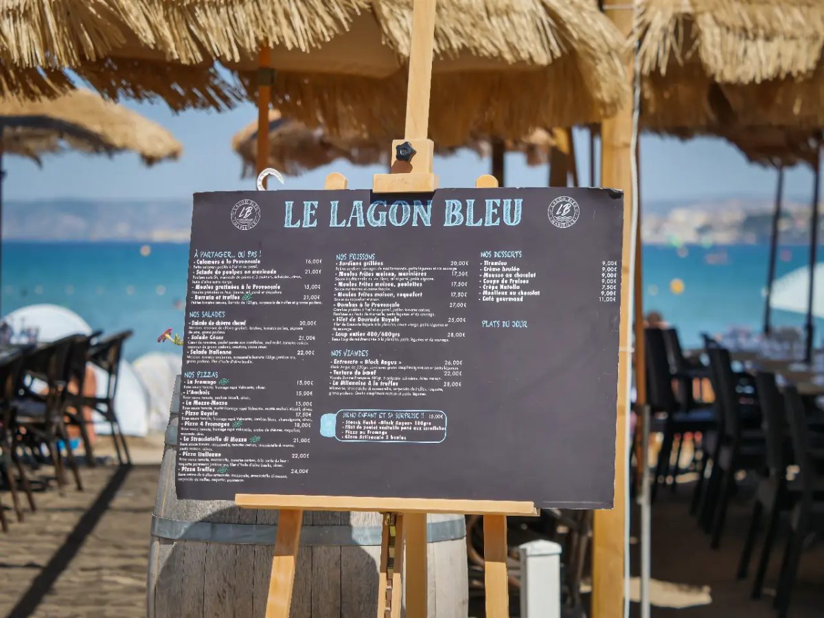 Carte du Lagon Bleu sur chevalet face à la mer