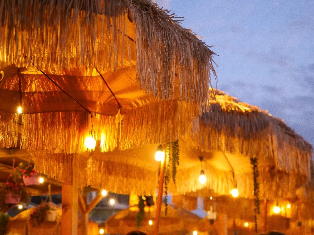 Parasols illuminés au crépuscule