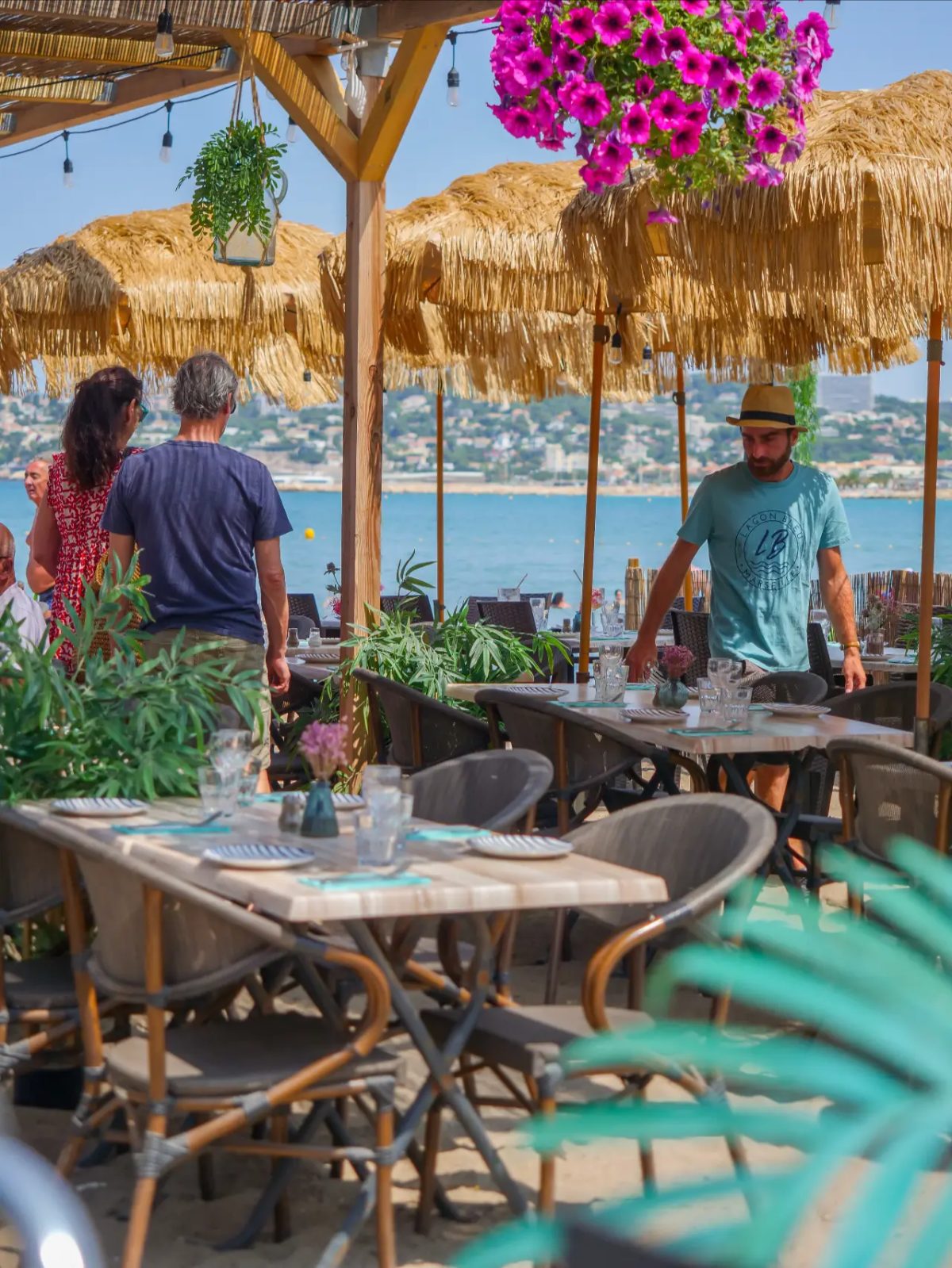 Parasols et fleurs roses