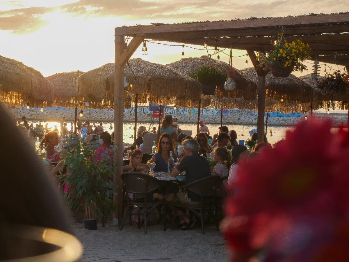 Terrasse animée au coucher du soleil