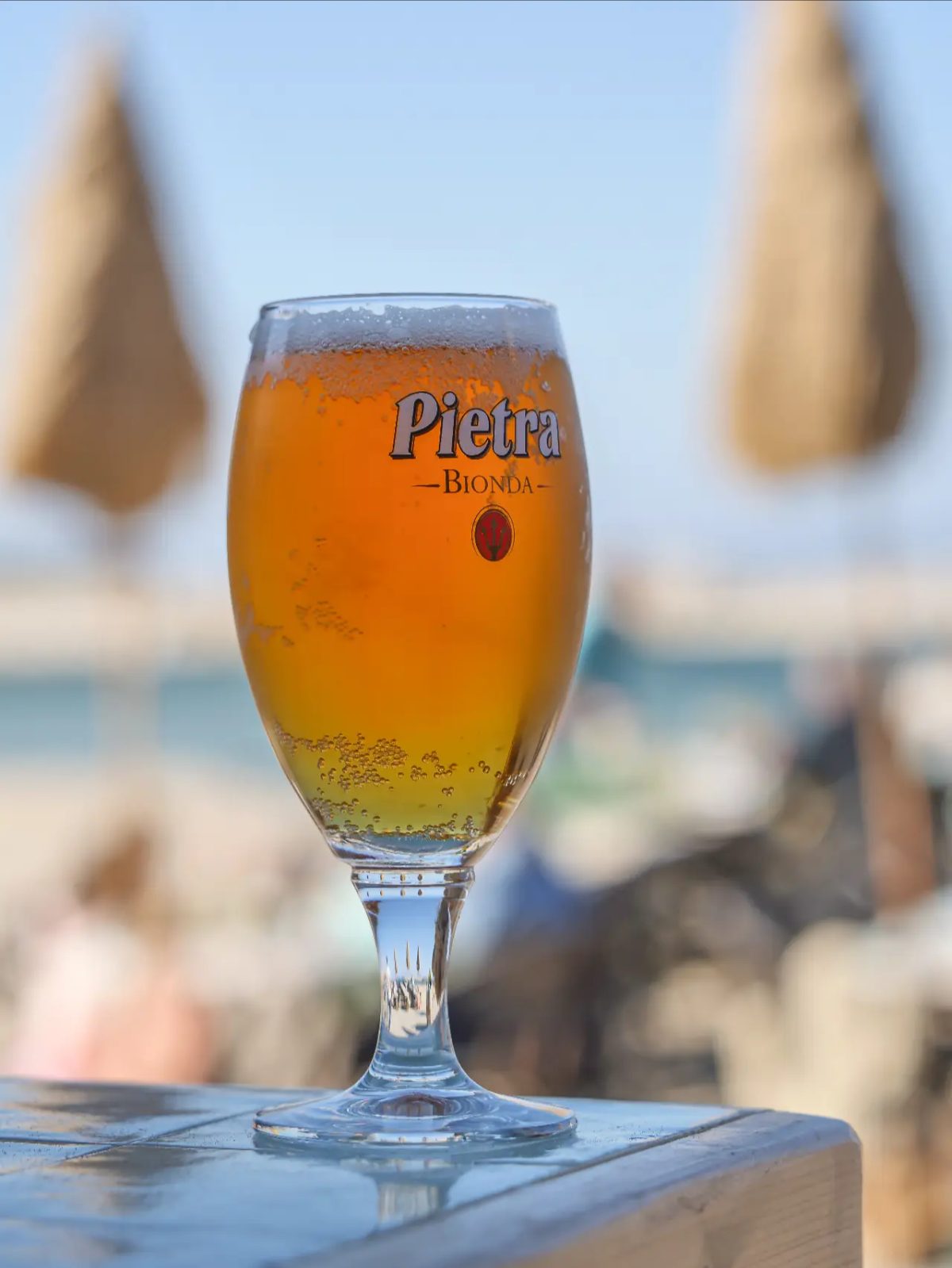 Verre de bière Pietra Blonde face à la mer