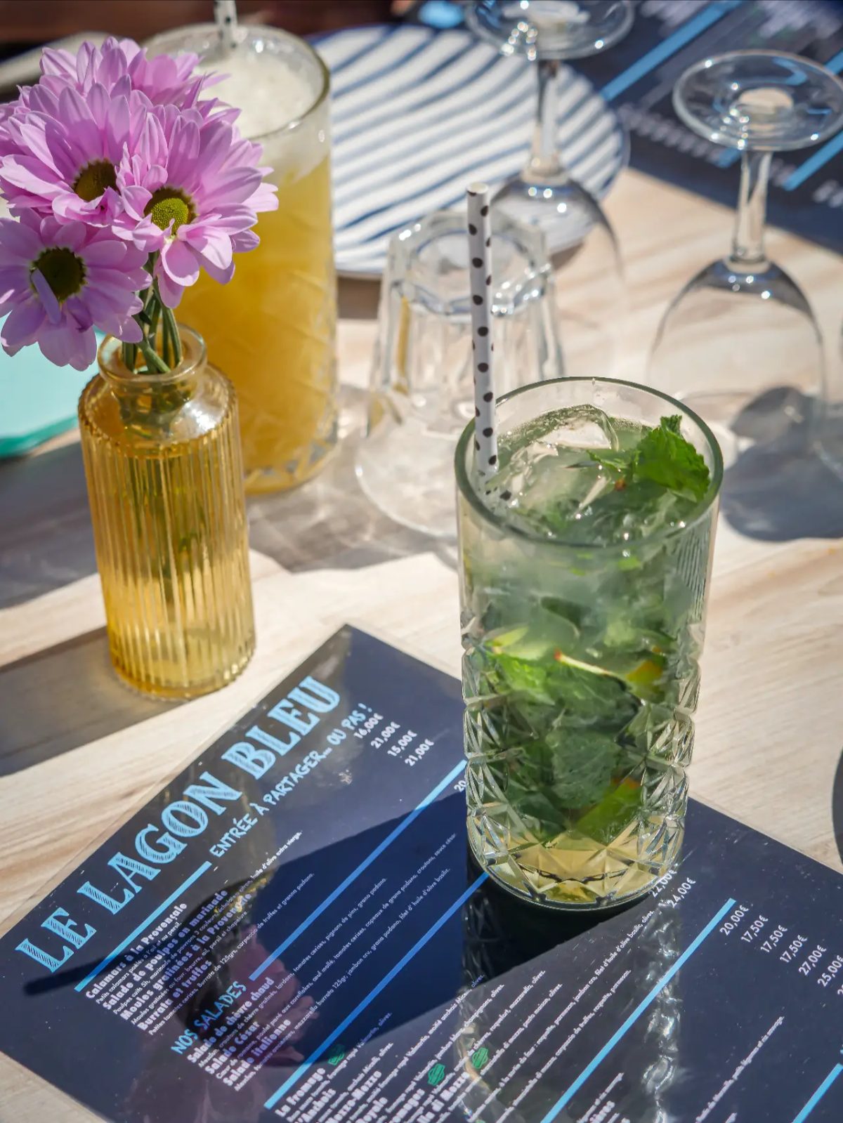 Mojito posé sur la carte des cocktails Le Lagon Bleu