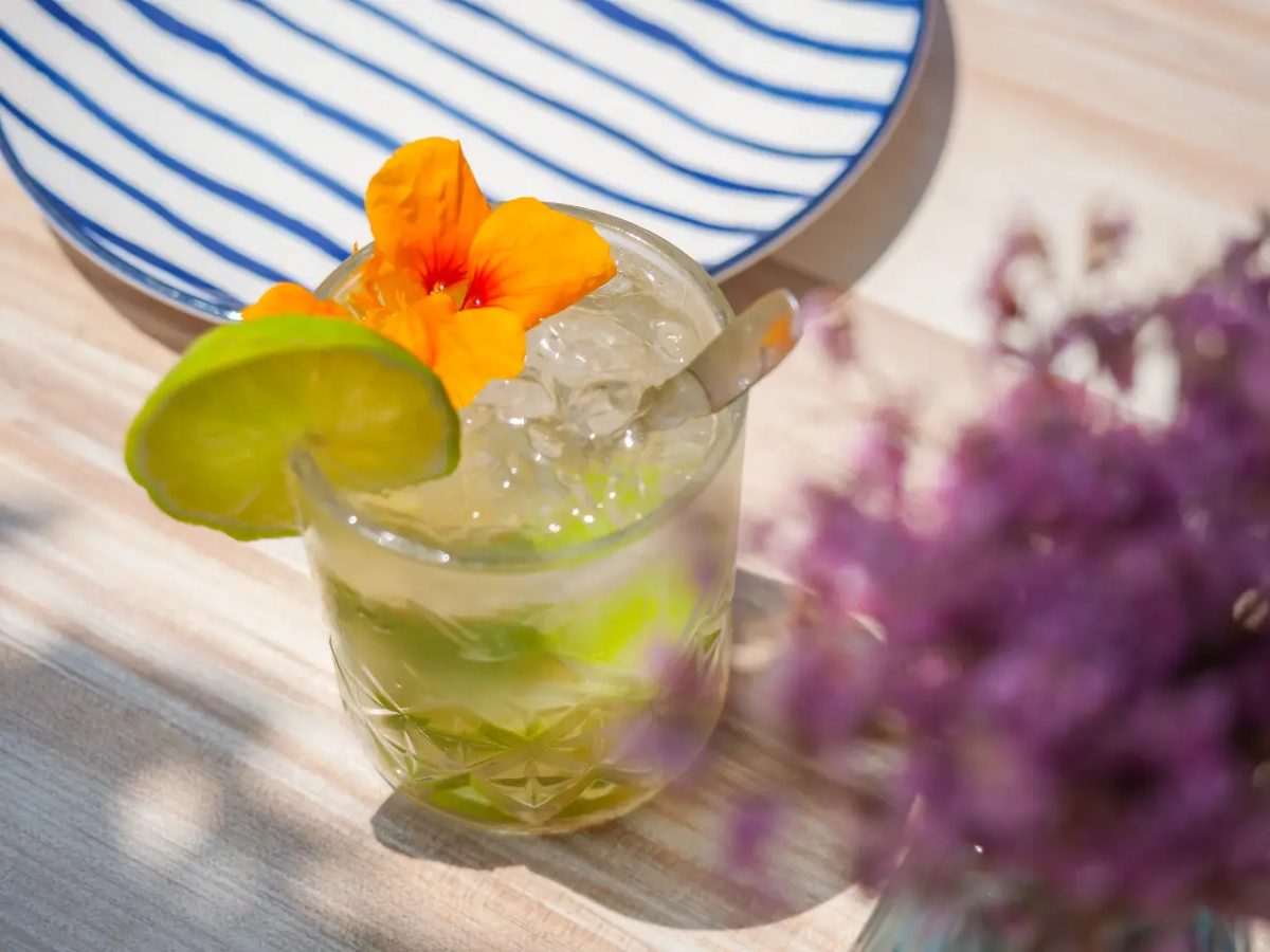 Cocktail mojito avec fleur de capucine