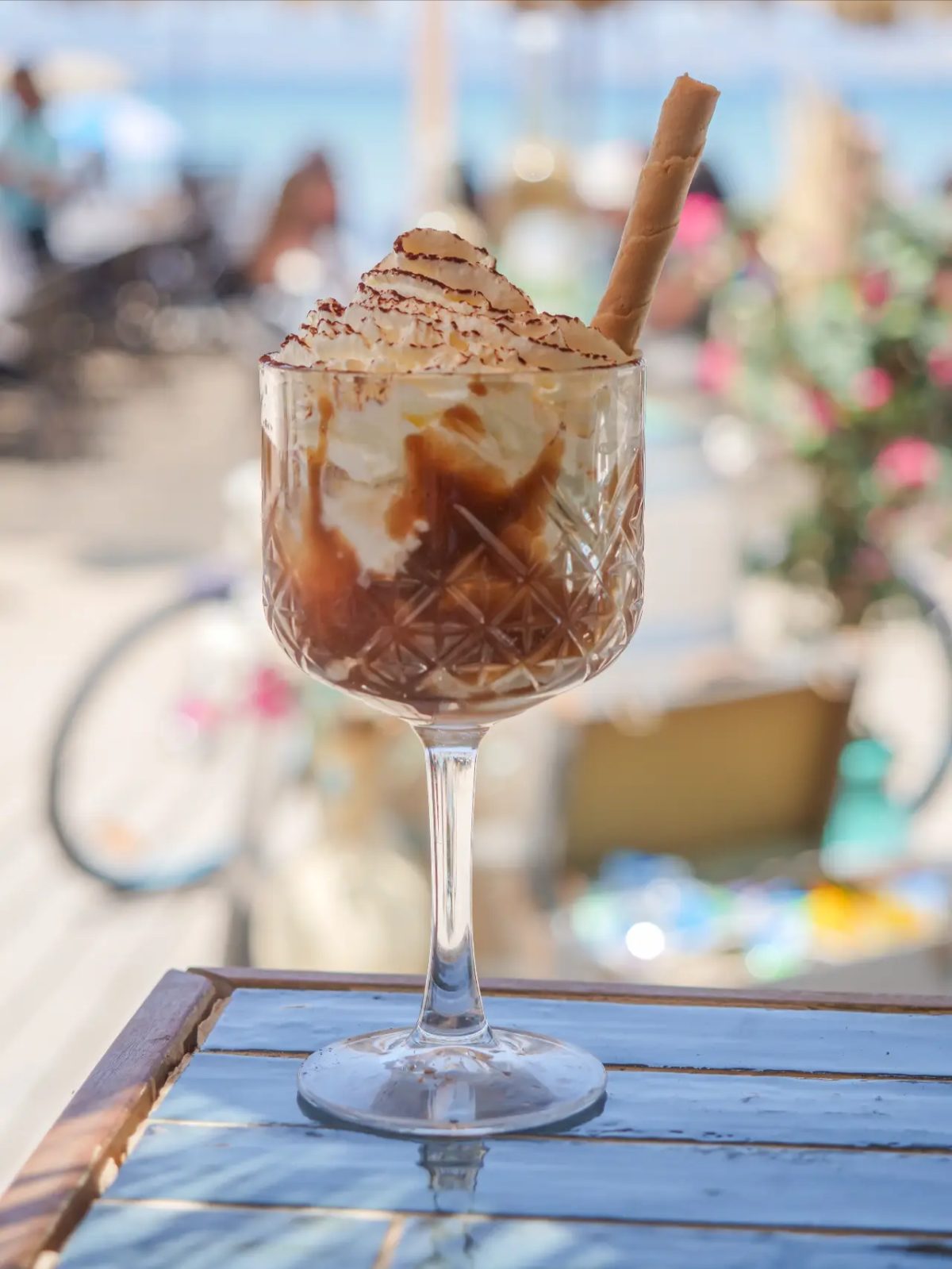 Coupe glacée façon café gourmand en terrasse