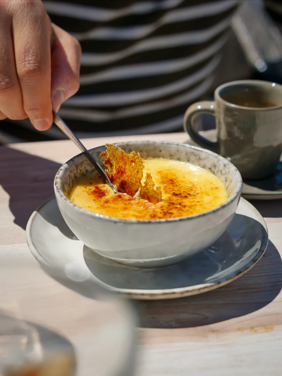 Crème brûlée tout juste caramélisée