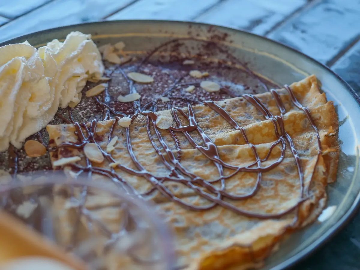 Crêpe au Nutella avec amandes et chantilly