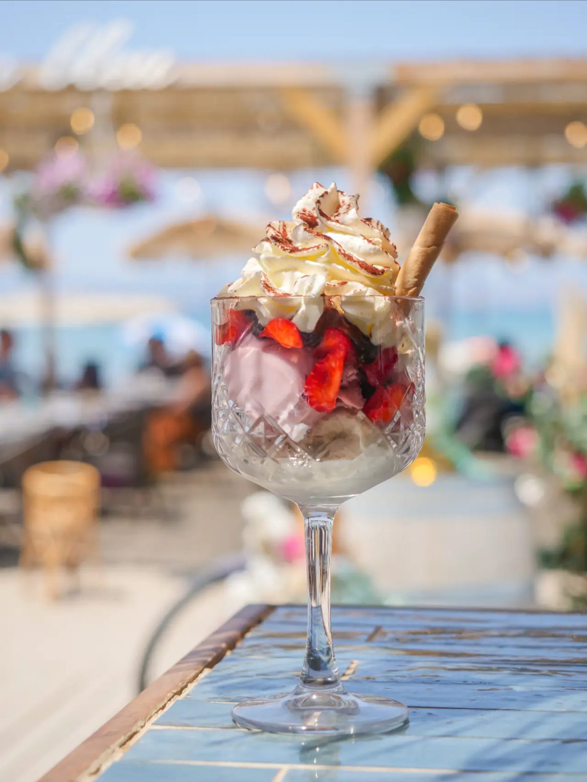 Coupe Fraise Melba glacée en terrasse