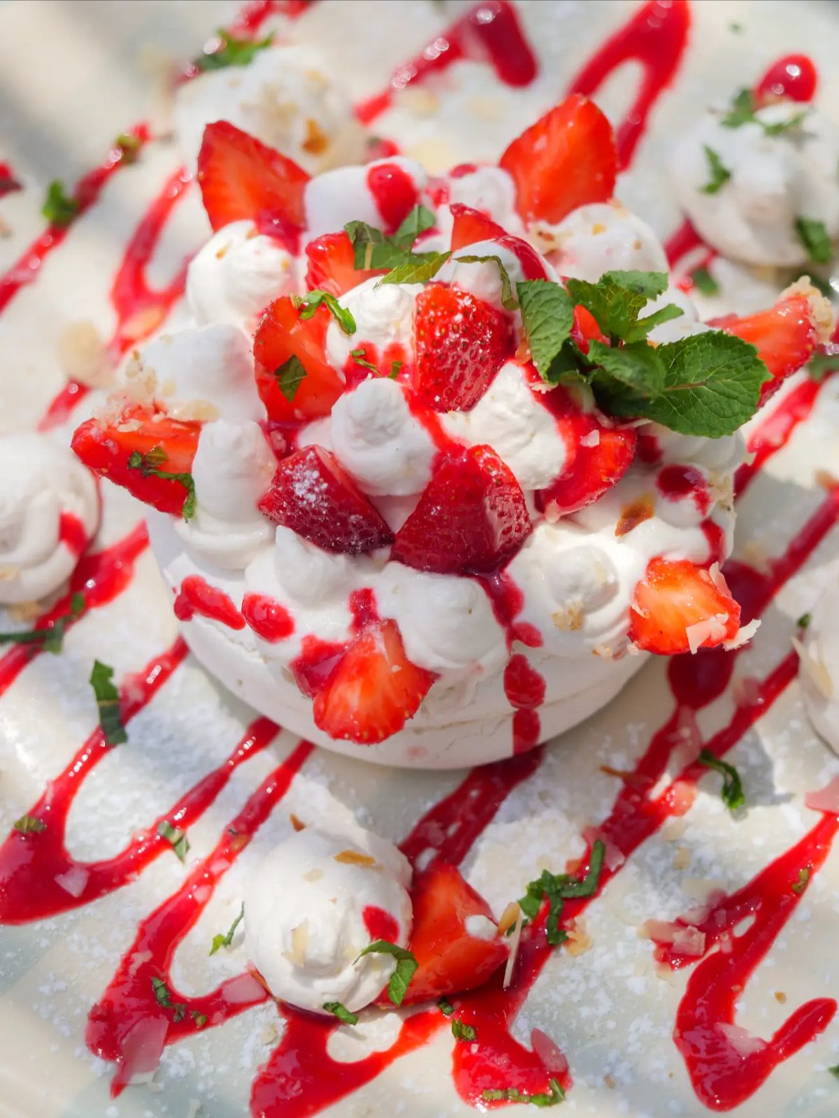 Pavlova fraises et menthe (close-up)