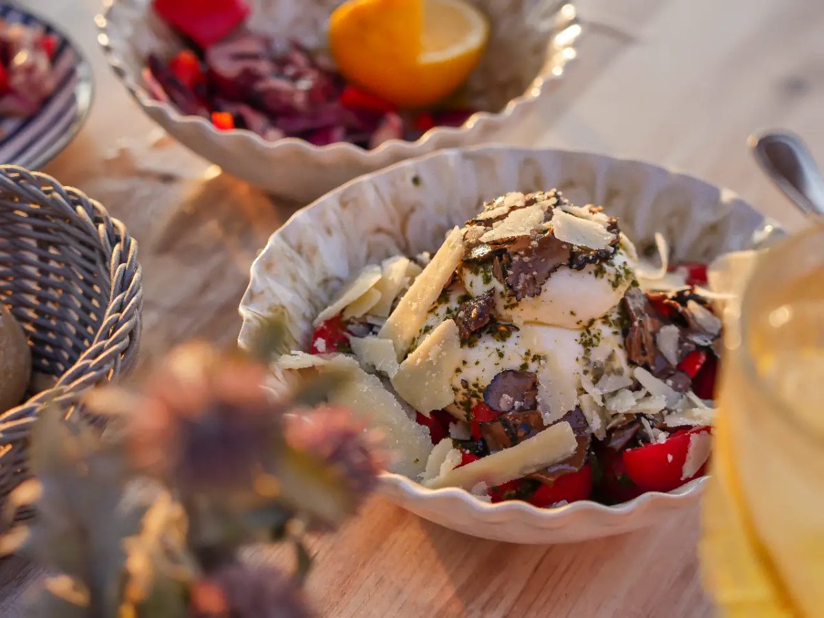 Détail burrata aux truffes en assiette ondulée