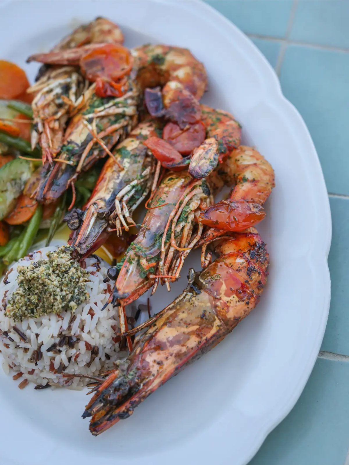 Gambas à la provençale dans une grande assiette
