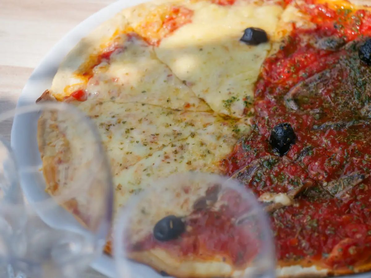 Pizza Mezzo Mezzo, moitié fromage moitié anchois