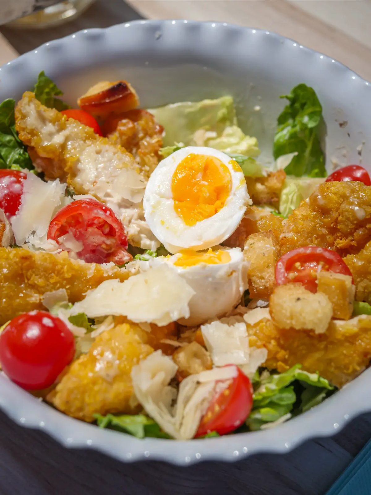 Salade César avec œuf mollet et poulet pané