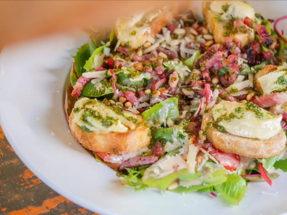 Salade chèvre chaud avec lardons (close-up)