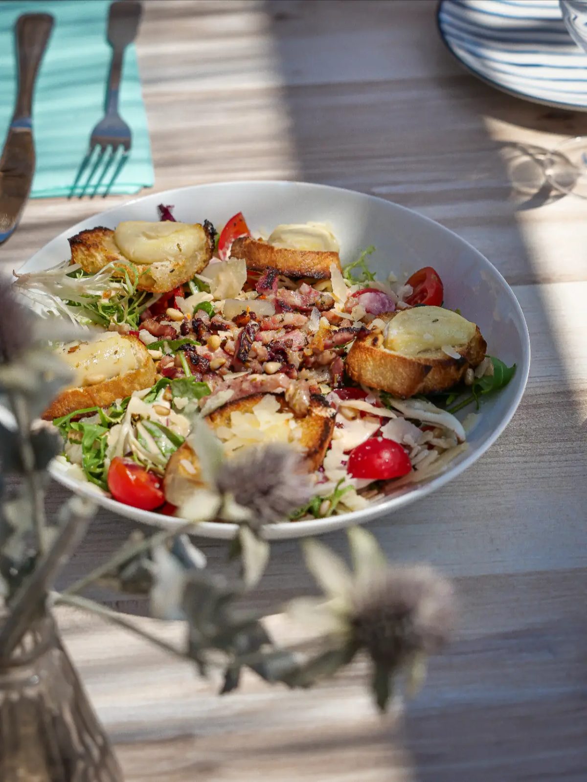 Salade chèvre lardons artistique en terrasse
