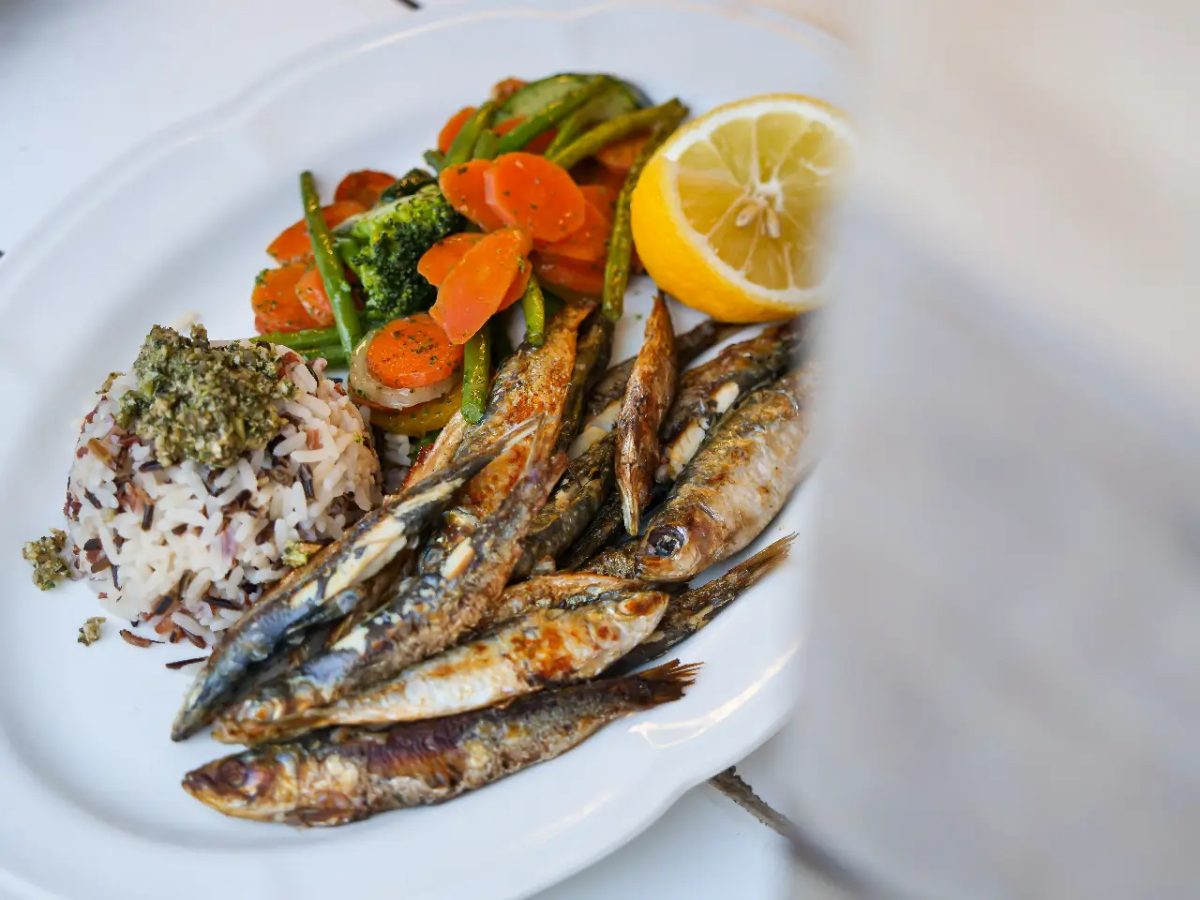 Sardines grillées avec petits légumes et riz sauvage