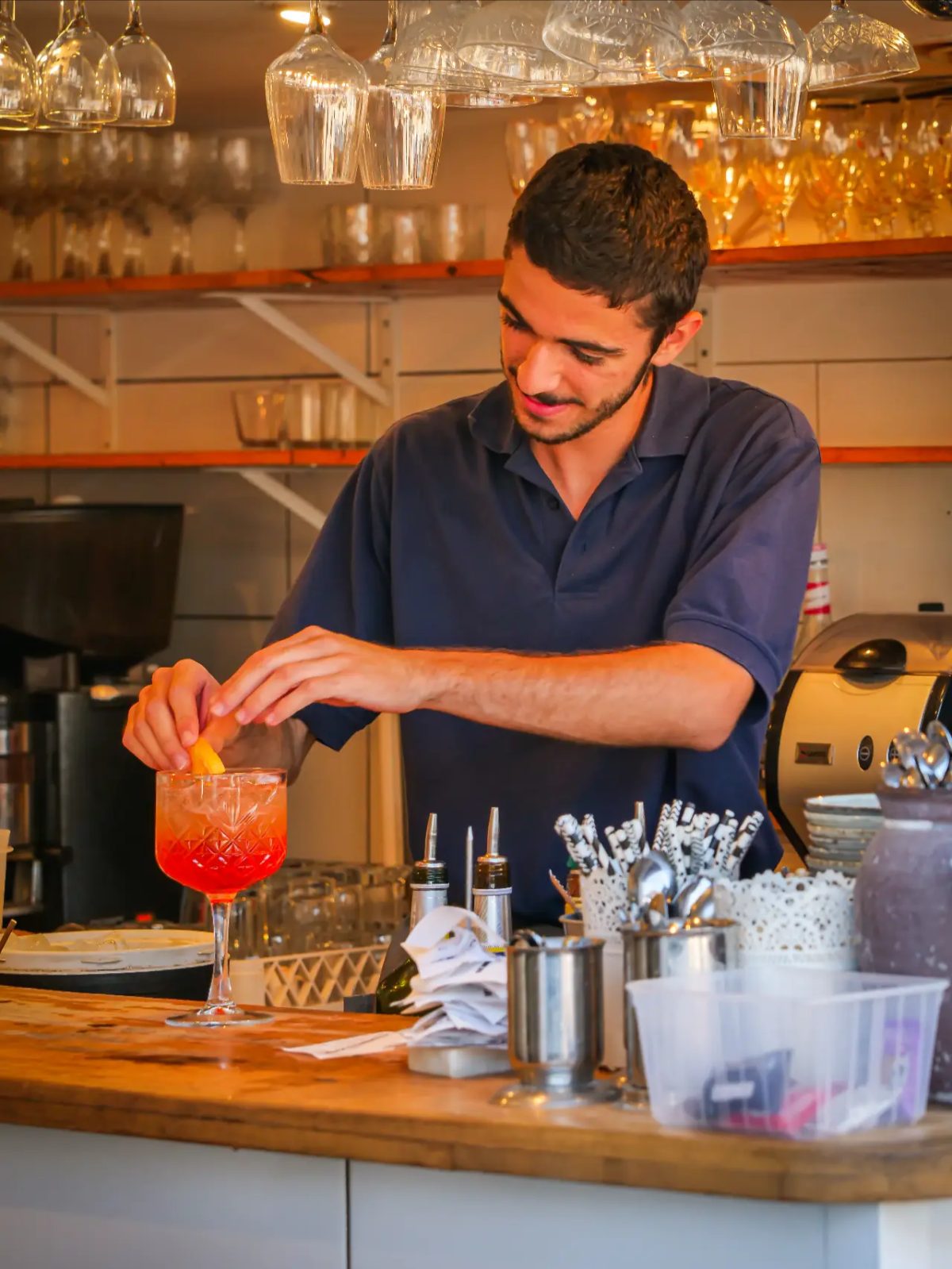 Barman préparant un cocktail Aperol au comptoir