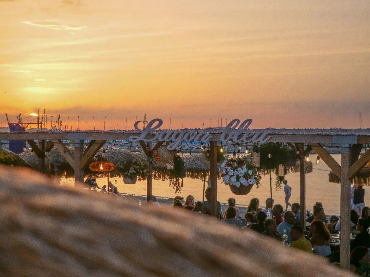 Le restaurant le soir au coucher de soleil
