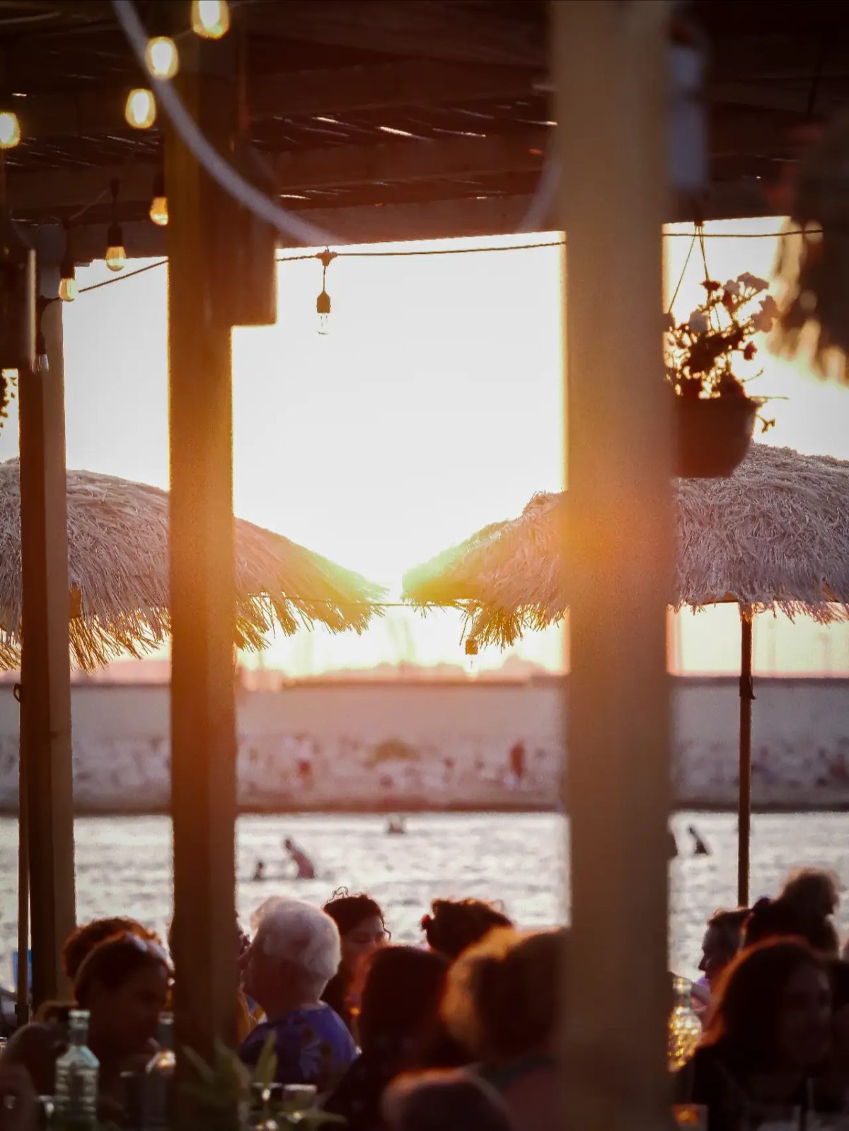 Coucher de soleil à travers les parasols