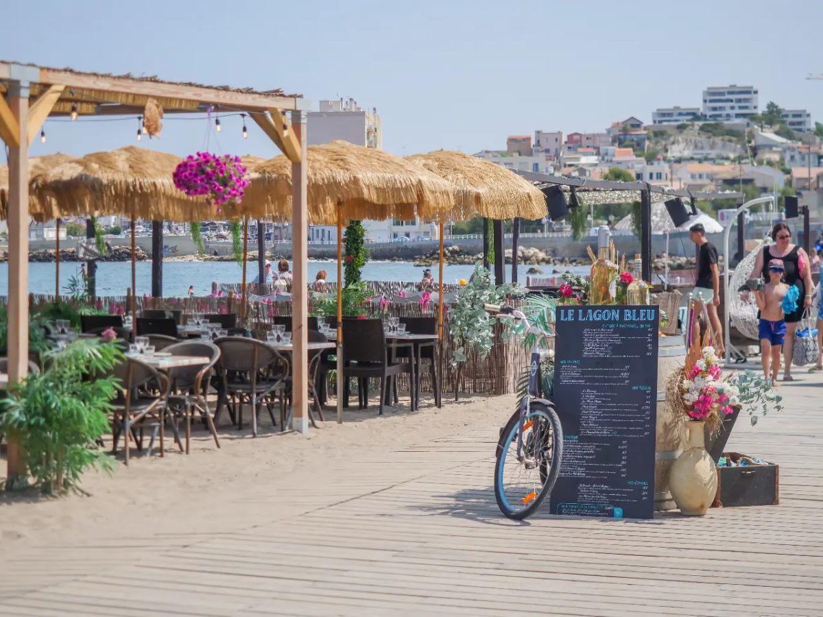 Vue extérieure de la paillote du Lagon Bleu avec ardoise menu, en plein jour