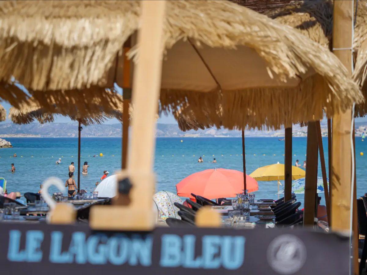 Parasols, mer et ardoise menu