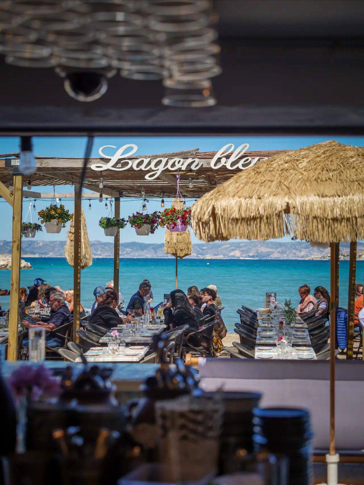 Vue cadrée enseigne et parasols