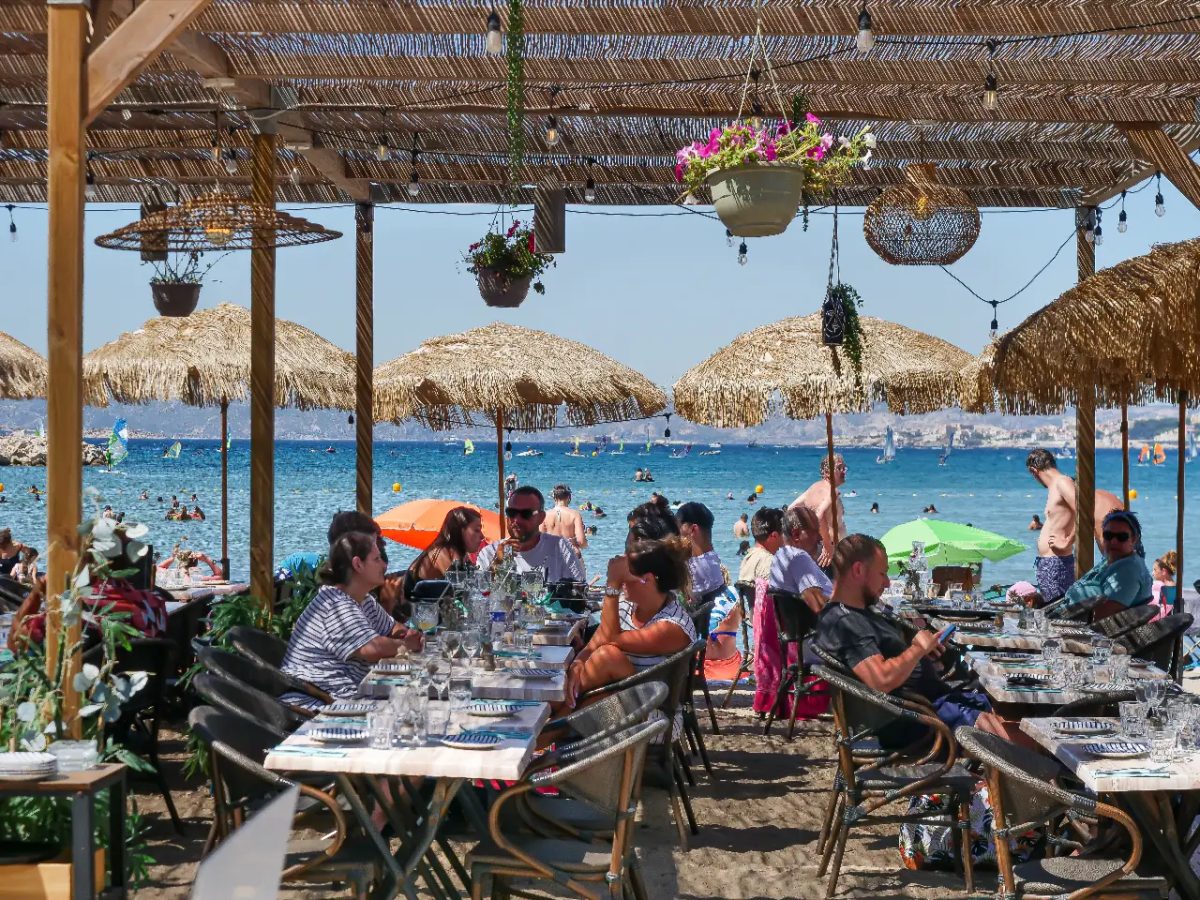 Vue large de la terrasse face à la mer