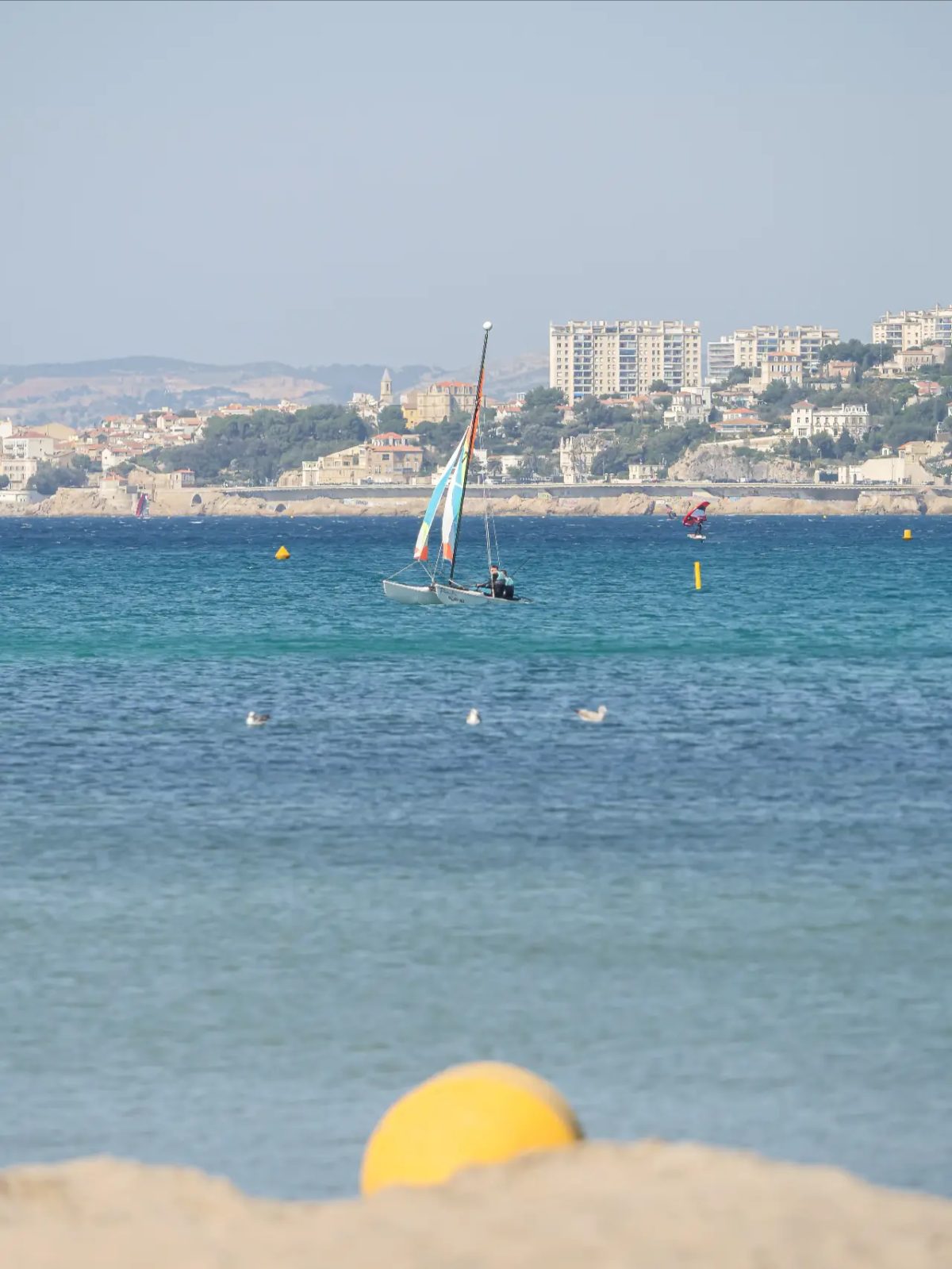 Voilier sur la mer turquoise